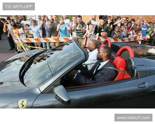 勒布朗穿着睡衣开直播，看着家里豪宅，这日常也太奢了吧